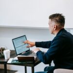 Osoba zamawia świadectwo energetyczne online na laptopie — krok po kroku