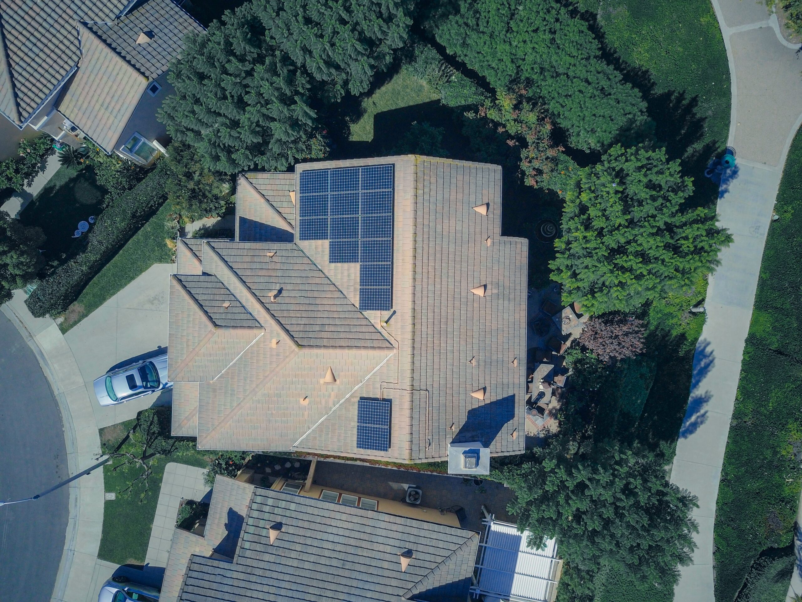 Dom z odnawialnym źródłem energii — pompa ciepła a klasa energetyczna budynku